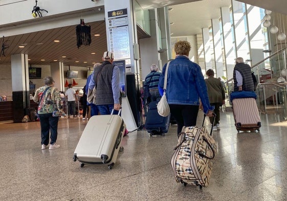 Turistas del imserso llegan al hotel.