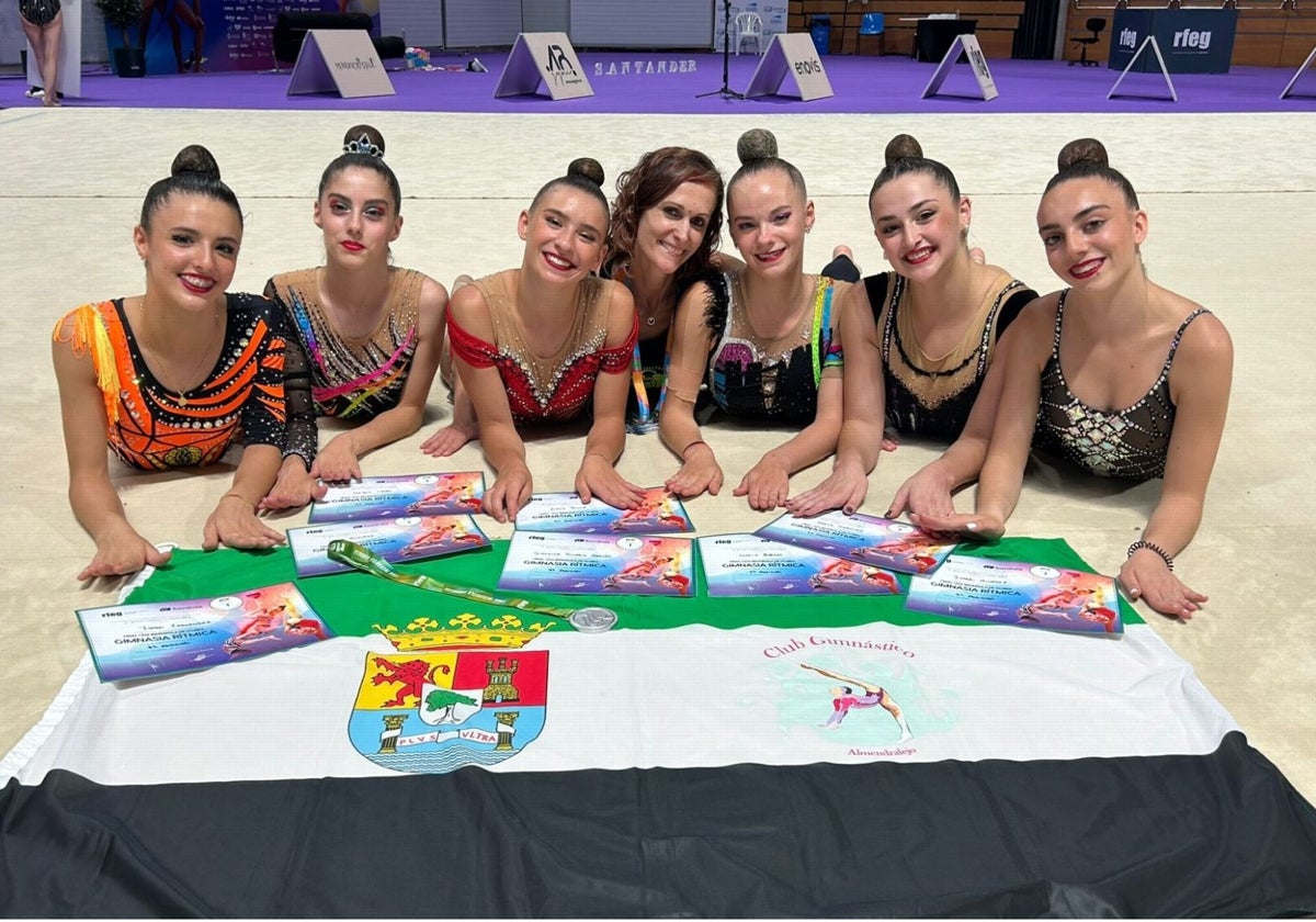 Diana Ponce junto a sus compañeras y entrenadora del Gimnástico Almendralejo en la Liga Nacional de Santander.