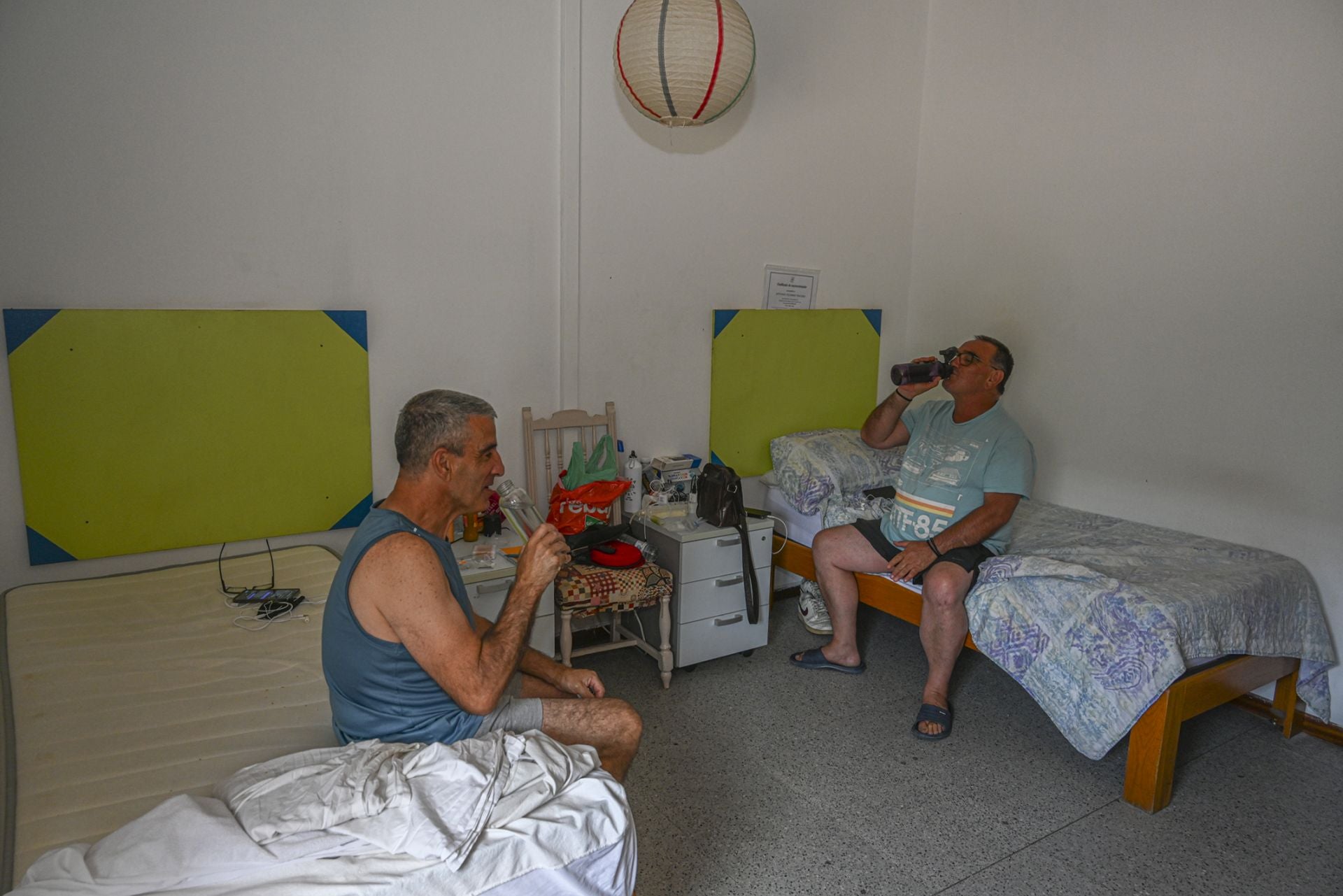 Imagen principal - El Centro Hermano de Cáritas amplía su horario por el calor para las personas sin hogar