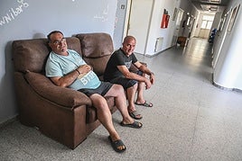 Antonio Pizarro y George Remus Botez en la sala de estar del Centro Hermano.