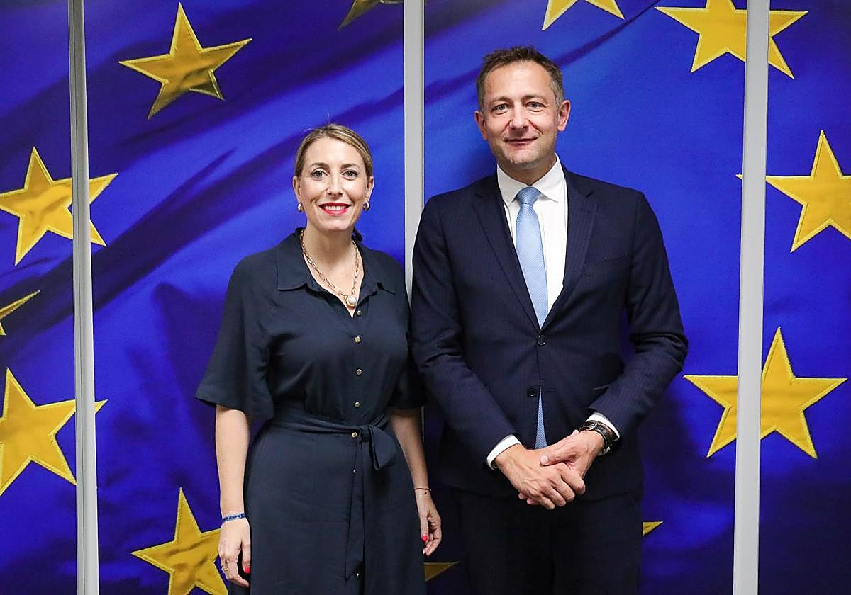 La presidenta, María Guardiola, junto a Christophe Hansen.