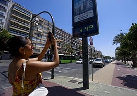 Foto de termómetro que muestra las altas temperatura en Córdoba
