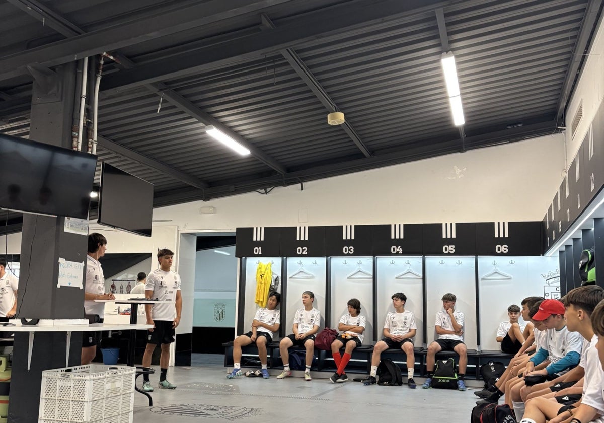 El portero Alonso Pérez también se pasó esta semana por el Campus del Badajoz.
