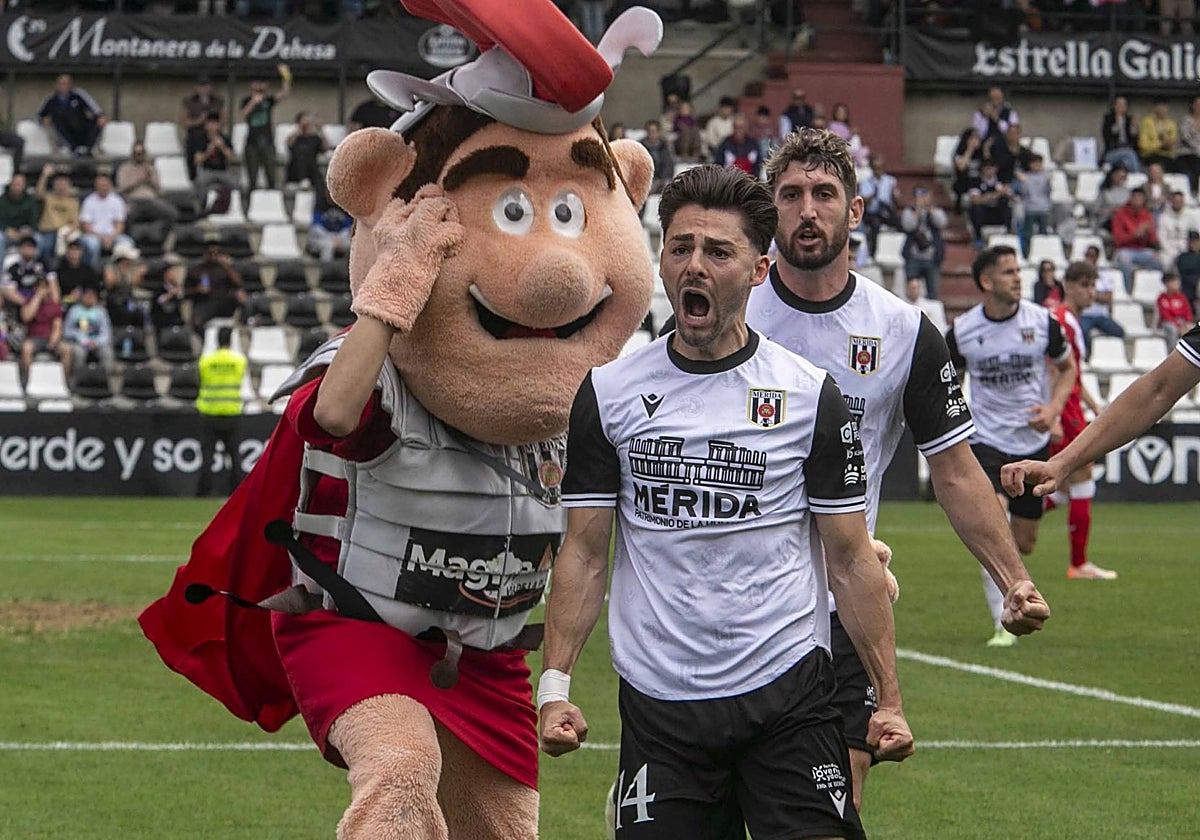 Liberto Beltrán celebra con Romanito su tanto ante el Sevilla Atlético.