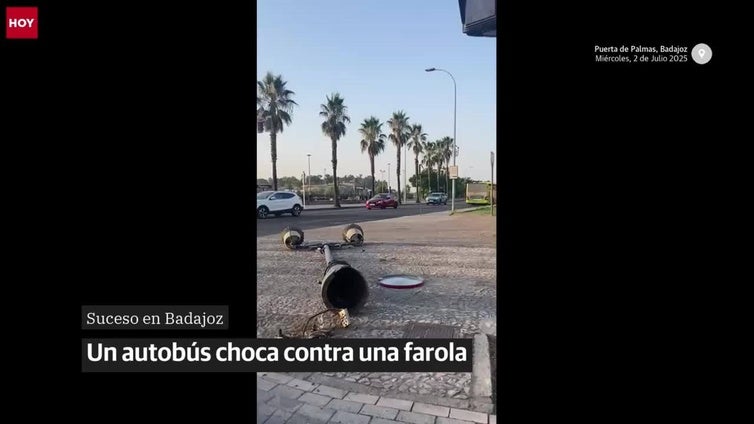 Un autobús urbano de Badajoz choca contra una farola en Puerta de Palmas