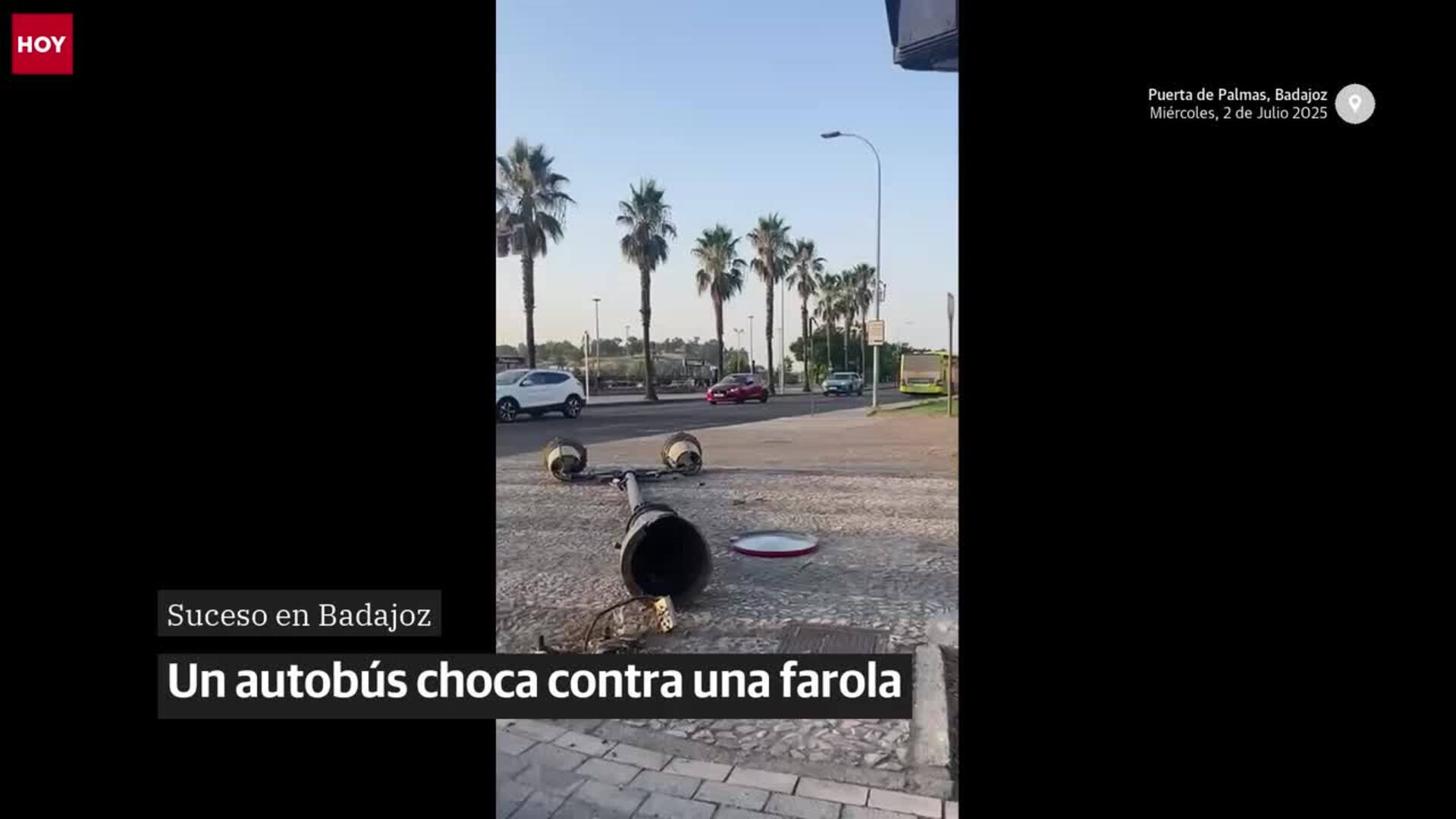 Un autobús urbano de Badajoz choca contra una farola en Puerta de Palmas