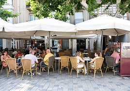 El mayor descenso del paro se registra en el sector servicios.