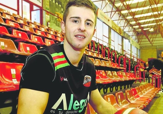 Álvaro Palazuelos en su etapa en el Grupo Alega Cantabria.