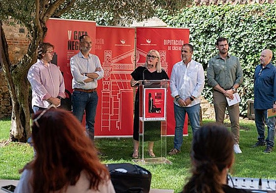 Presentación del festival Gata Negra este miércoles en los jardines del Palacio de Carvajal.