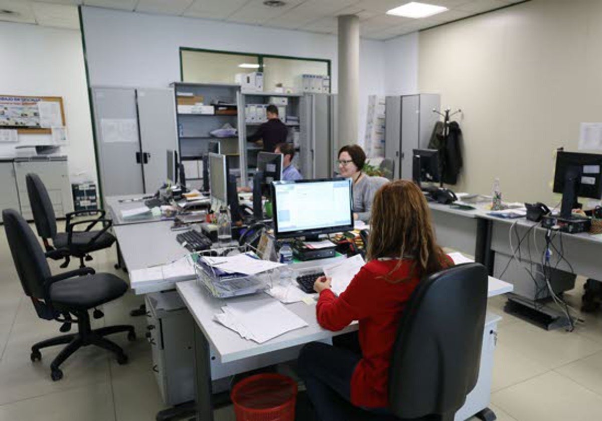 Trabajadores públicos en dependencias de la Junta de Extremadura.