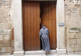 Fachada del centro de la Cruz Blanca de Cáceres. El religioso que aparece en la foto no guarda ninguna relación con el caso que será juzgado.