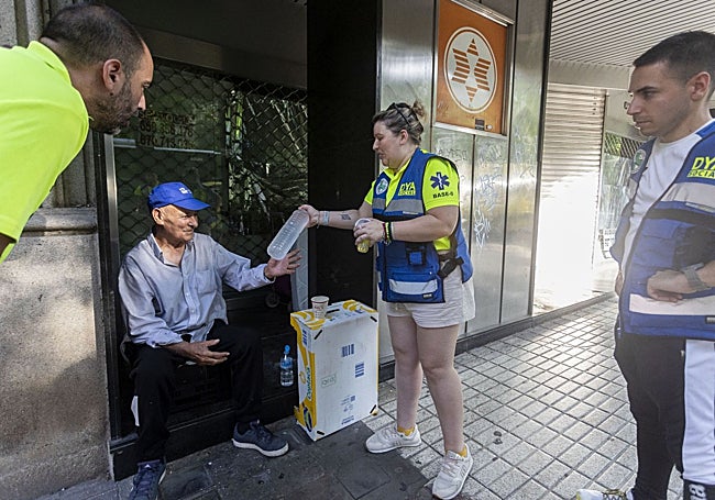 Atención a una persona sin hogar en la avenida de España.