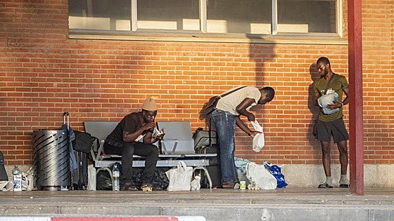 En la estación de autobuses de Badajoz viven una veintena de personas