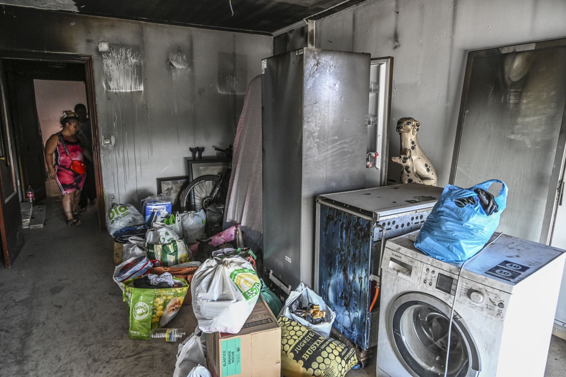 Imagen principal - Adela Castaño vive en la calle desde que el fuego quemó su casa en 2024