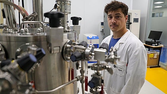 Restos de langostinos y tencas para fabricar envases