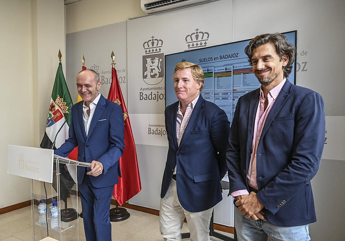 Alfonso Encinas, Ignacio Gragera y Carlos Urueña en la presentación del programa ayer.