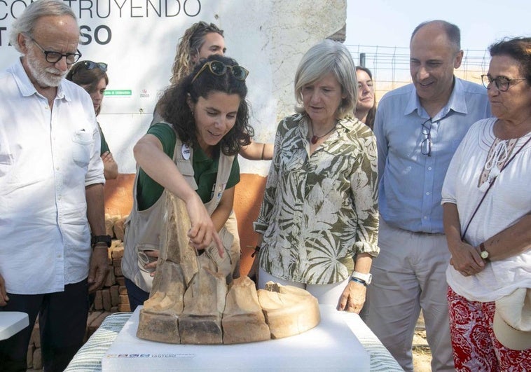 Una carretera nueva para acceder a Casas del Turuñuelo y una cúpula lista el próximo año
