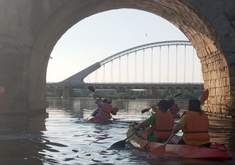 Una empresa ofrece en Mérida rutas turísticas en piragua por el Guadiana