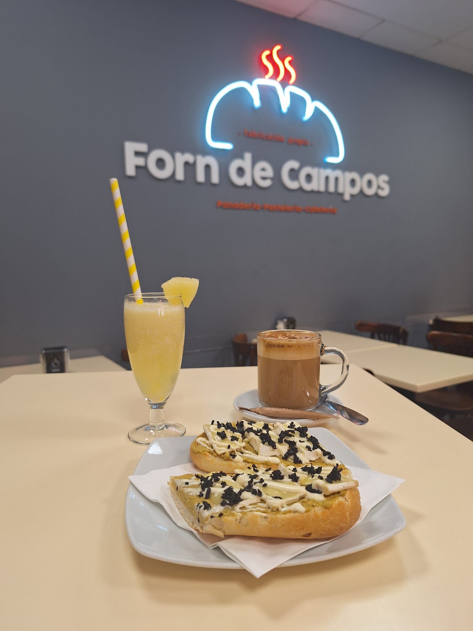 Paté de mejillones con queso brie, arena de aceitunas negras y mayonesa de naranja con piña natural, acompañado de un rico café y zumo natural de piña