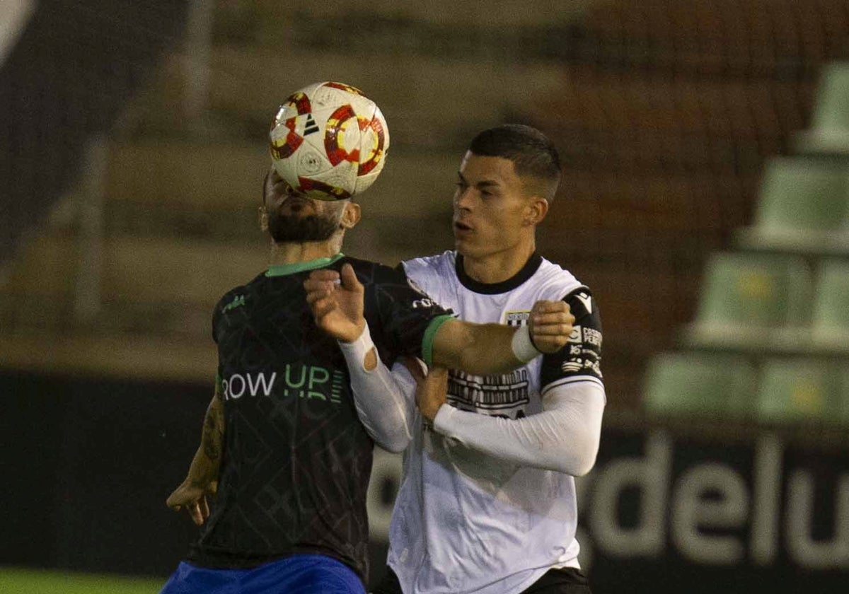 Luis Pareja ante el Alcoyano.