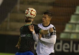 Luis Pareja ante el Alcoyano.