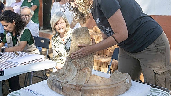 El Turuñuelo descubre el altar de mármol griego más antiguo de la Península