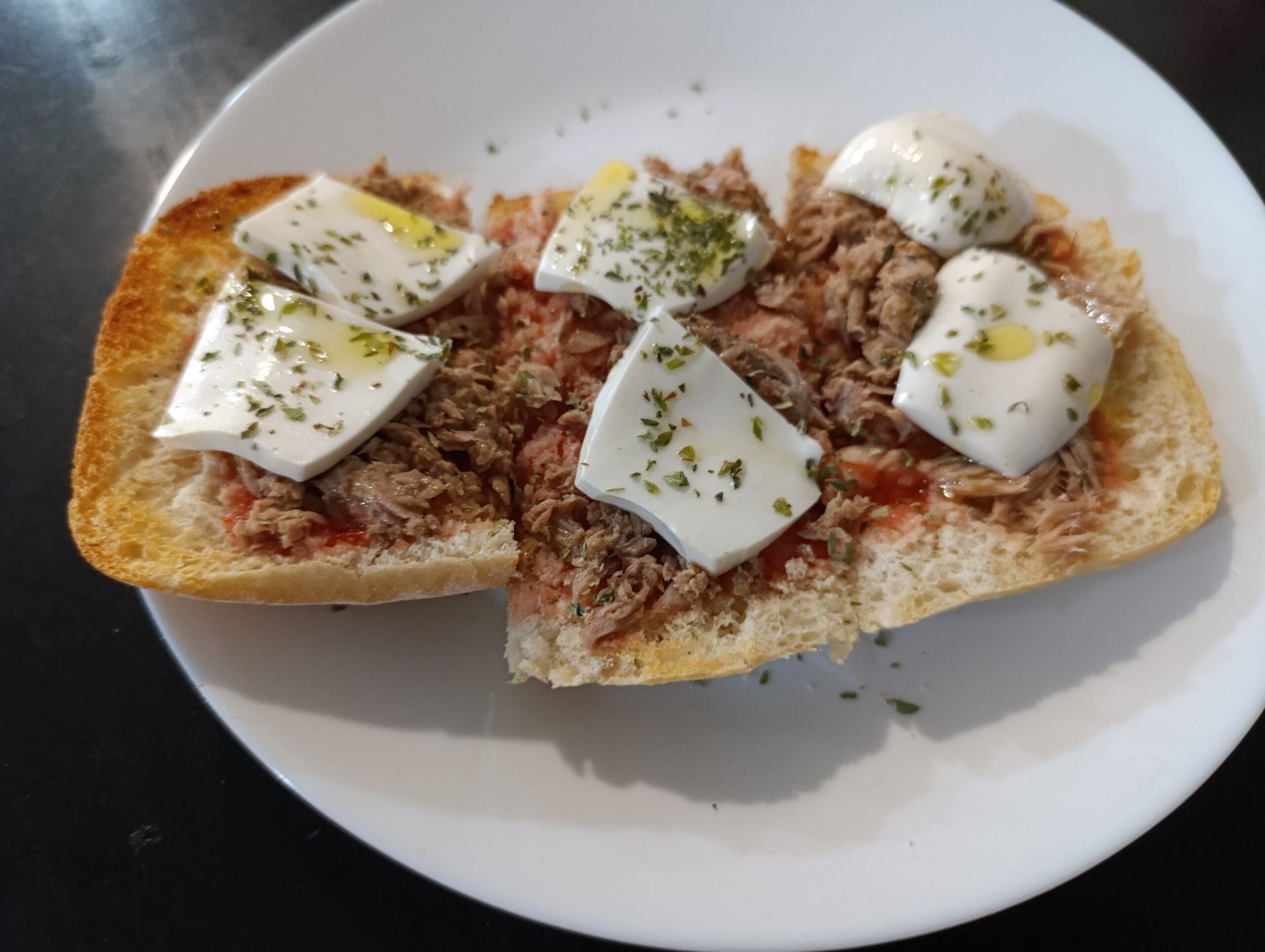 Base de tomate atún queso fresco y orégano con aceite de oliva