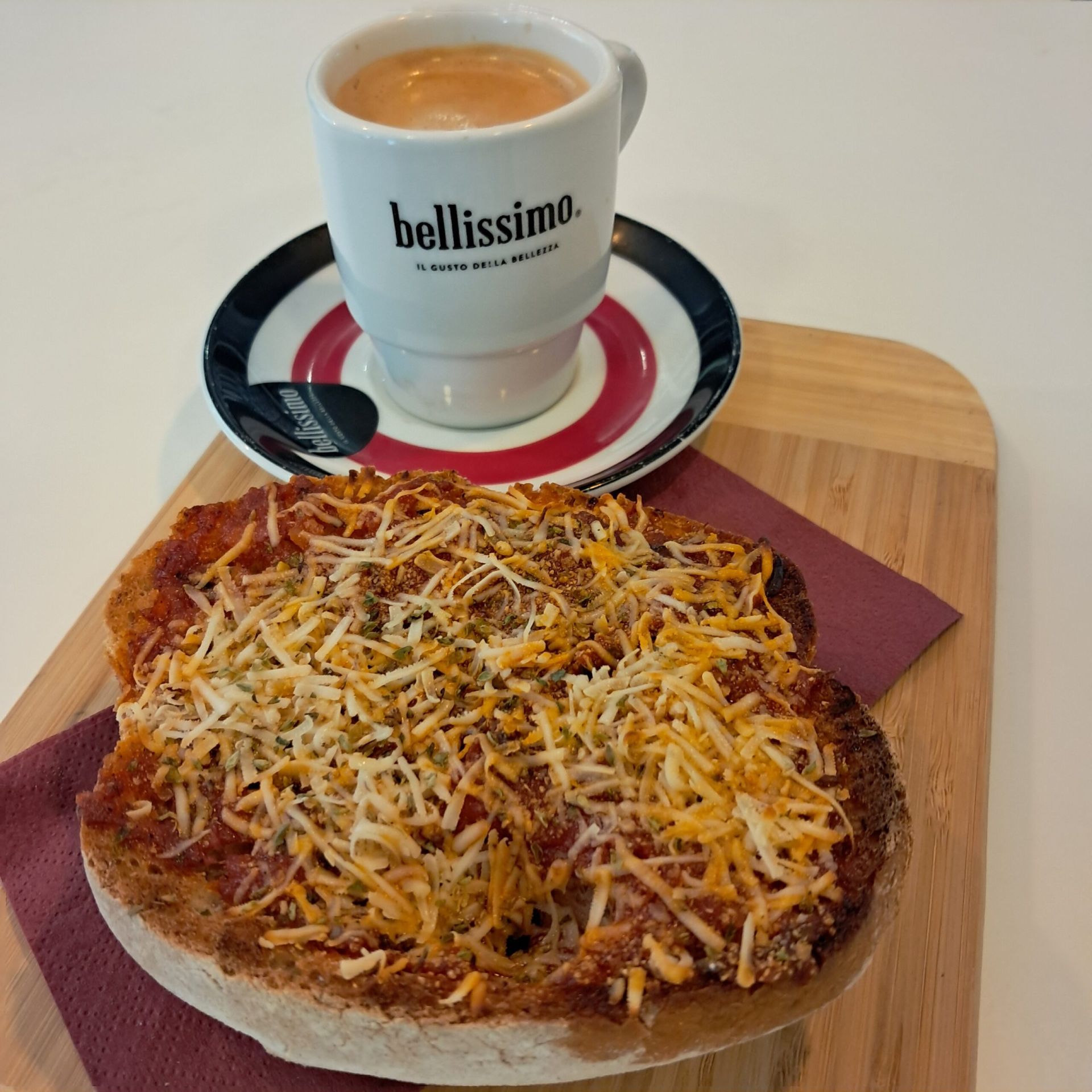 Este año, su propuesta cambia el pan para el integral, que recibe una sobrasada ibérica 100% bellota de las dehesas de Alburquerque. Sobre esta, cae unos leves granos de ajo y pequeñas hojas de orégano. Para finalizar viene un queso de cabra rayado y terminamos fundiendo todo, rematando con unas gotitas de leche condensada para conseguir la mezcla entre el dulce y el sabor del queso y de la sobrasada.