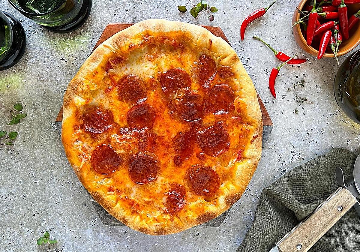 Pizza con pepperoni y bordes rellenos