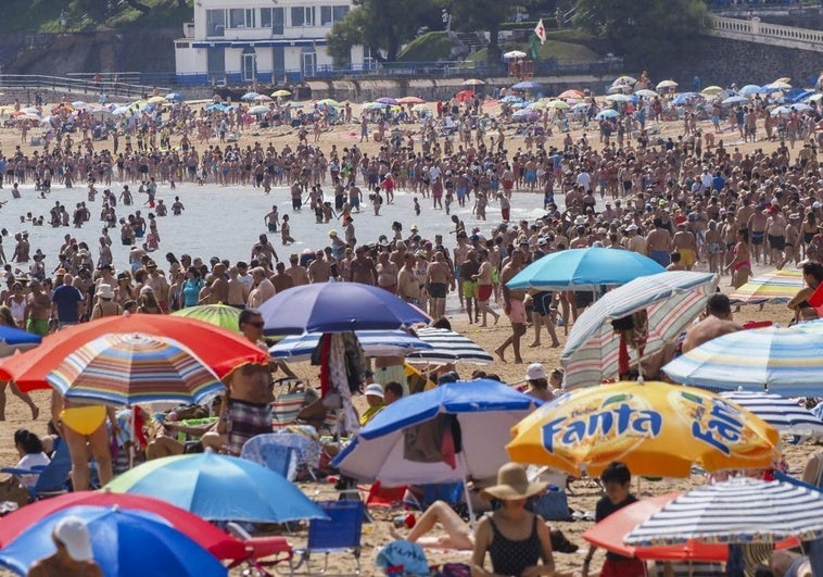 Multas por reservar sitio en la playa: por qué dejar la sombrilla antes de tiempo puede salirte muy caro