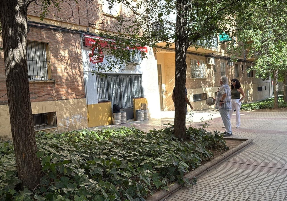 Taberna El Ratina esta mañana, en la calle Virgen de Fátima junto a la avenida de Pardaleras de Badajoz.