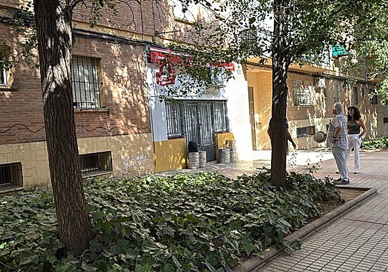 Taberna El Ratina esta mañana, en la calle Virgen de Fátima junto a la avenida de Pardaleras de Badajoz.