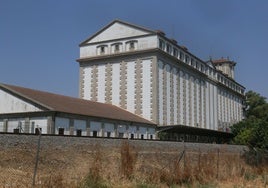 Silo de Mérida, situado junto al tramo urbano de la línea de tren de Ciudad Real.
