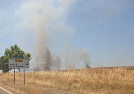 Las columnas de humo son visibles desde prácticamente toda la población de Don Benito