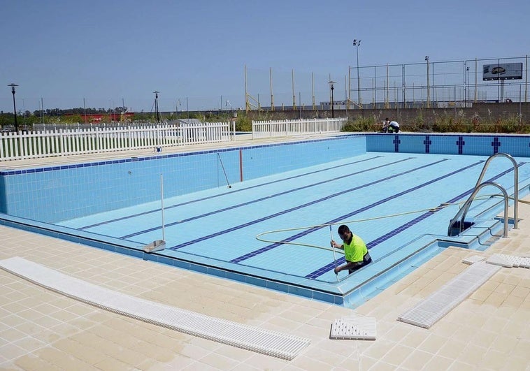 La policía avisa: defecar en las piscinas supone una multa de hasta 1.500 euros