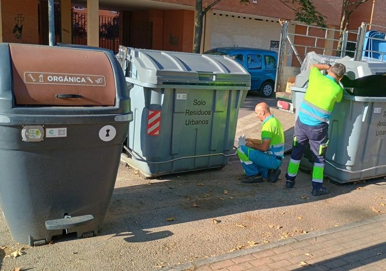Valoriza renueva en Cáceres más de 2.000 tapas de contenedores