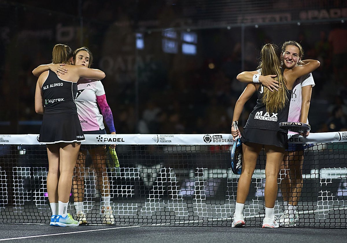 Paula Josemaría y Ari Sánchez felicitan a Claudia Jensen y Alejandra Alonso.