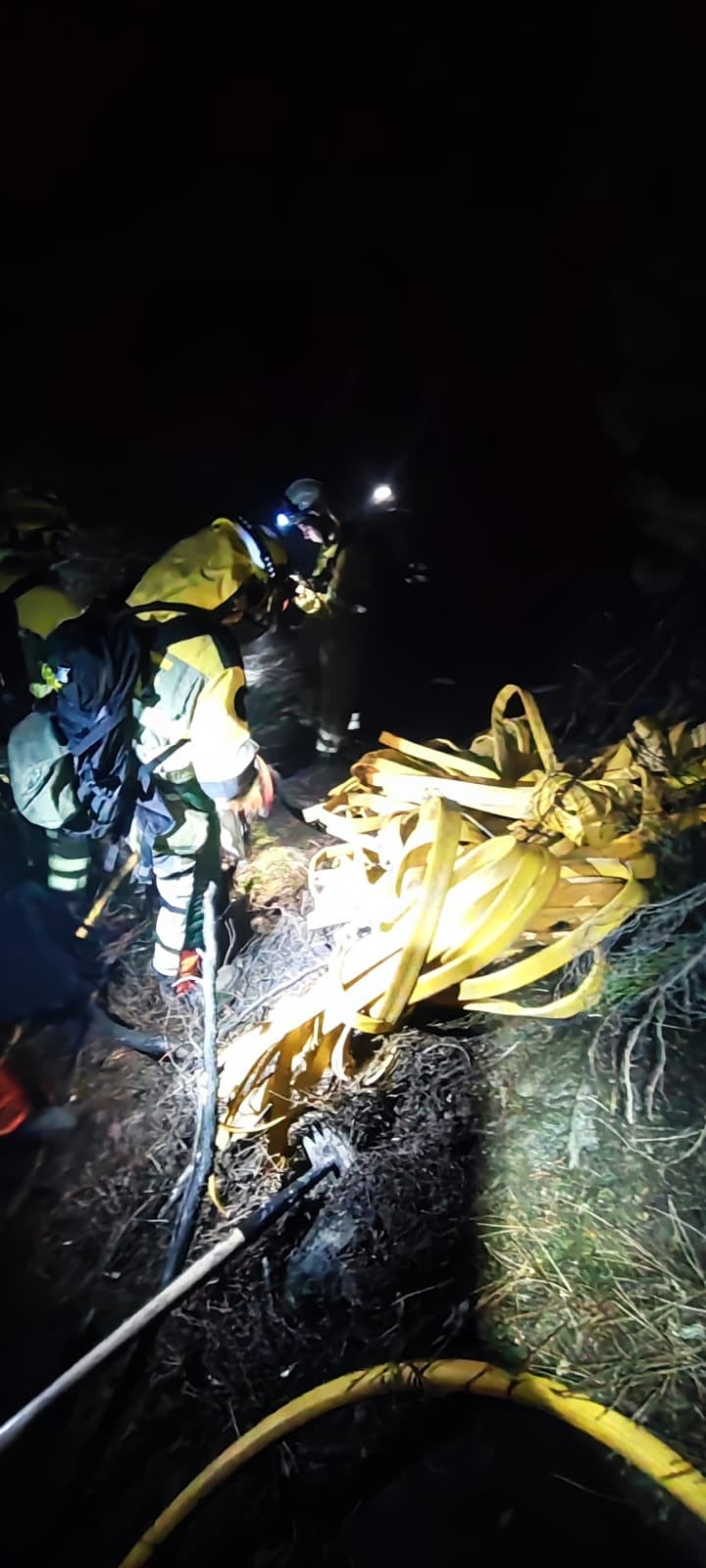Ya sin apoyo de linea de agua, abriendo línea de defensa con herramienta manual y motosierras. Difucultaron las labores las fuertes pendientes. Por último labores de vigilancia.