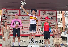 José María Martín clebra el triunfo en la Loinatz Proba, decana del ciclismo nacional amateur.