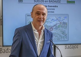 Alfonso Encinas este jueves en Badajoz hablando de las 500 viviendas que va a construir la Junta en la ciudad.