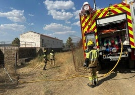 Bomberos del Sepei actuando en el incendio