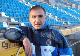 'Zurdo' López el día de su presentación como entrenador del Badajoz en el Nuevo Vivero el 7 de enero de 2003.