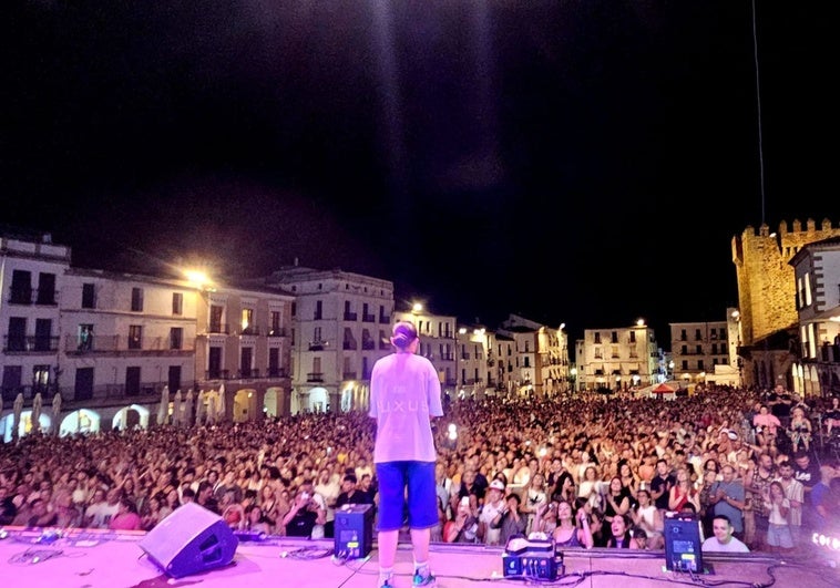 Más de 13.000 personas llenaron la Plaza Mayor de Cáceres en el primer concierto gratuito del verano