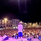 Momento de la actuación de Marta Santos en la Plaza Mayor de Cáceres.