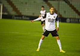 Raúl Beneit en el duelo ante el Alcoyano en el Romano.