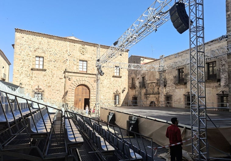 Los guías de turismo de Cáceres piden que no se vuelva a instalar el escenario del Festival de Teatro Clásico en Santa María