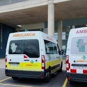 Imagen de archivo de dos ambulancias.