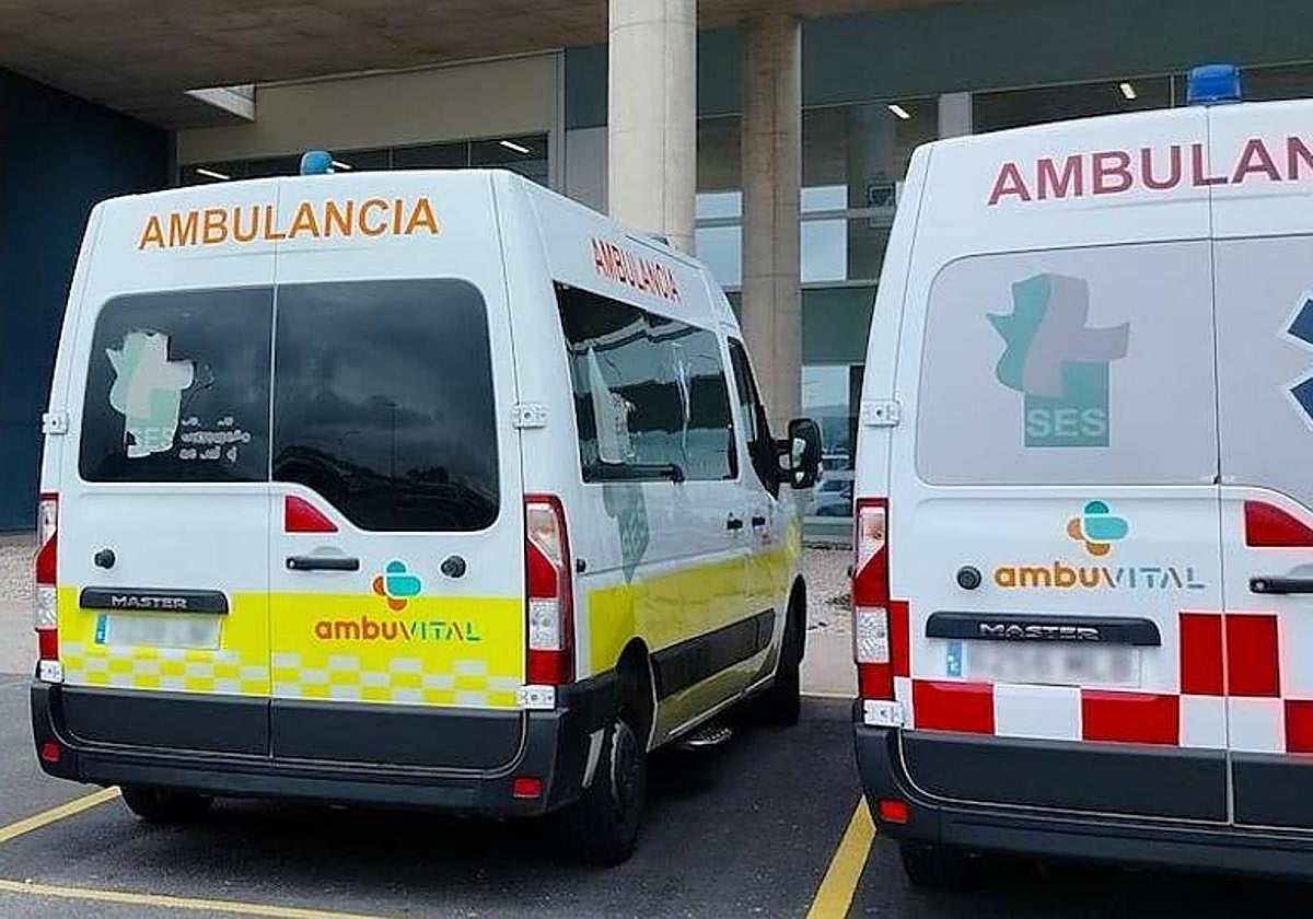 Imagen de archivo de dos ambulancias.