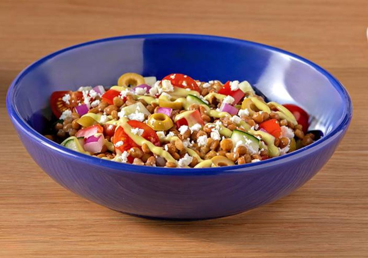 Ensalada de lentejas con salsa de aguacate