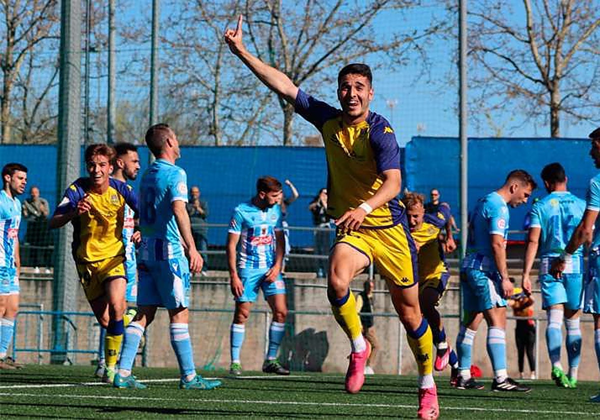Miguel Berlanga celebra un gol con el filial del Alcorcón.